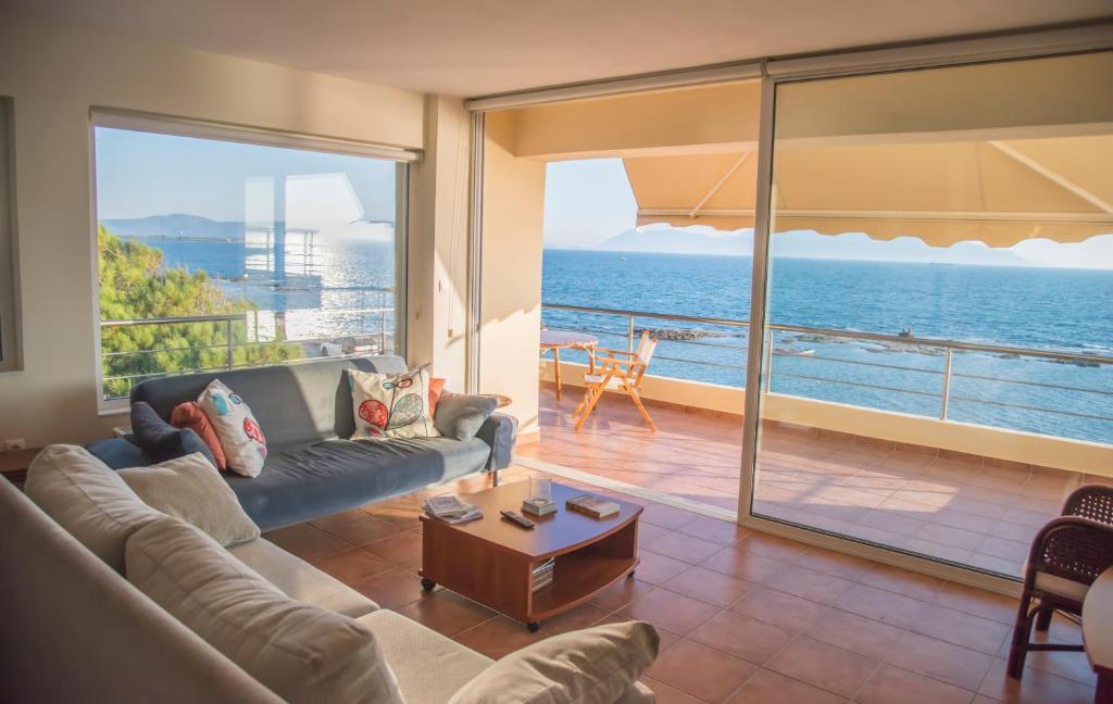プレベザにあるVilla Mariaのリビングルーム(ソファ付)が備わり、海の景色を望めます。
