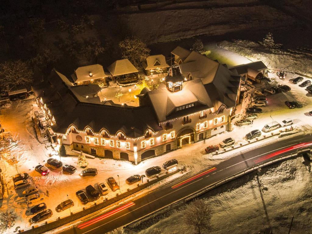 an aerial view of a large building with lights at Hanul Teilor in Dăneşti