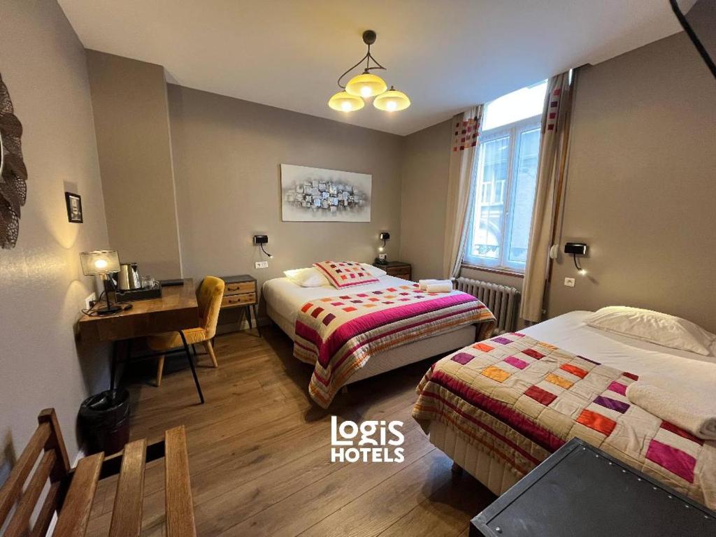 Кровать или кровати в номере Logis Hôtel & Appartements Le Florence