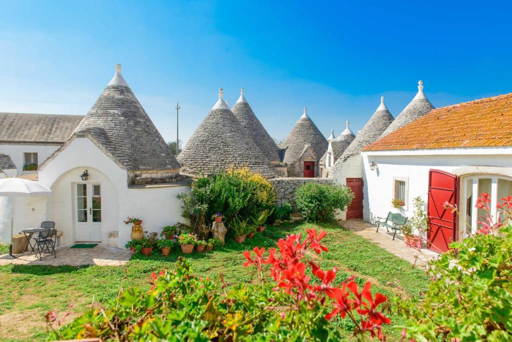 a row of cottages with pointed roofs at Masseria Pozzo Tre Pile in Martina Franca
