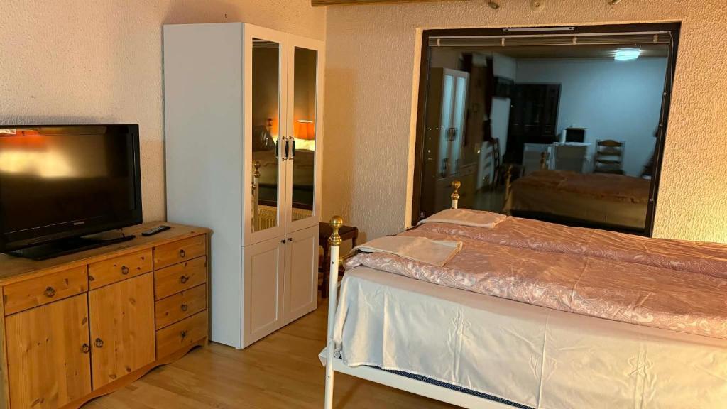 a bedroom with a bed and a flat screen tv at Rosen Hill in Nol