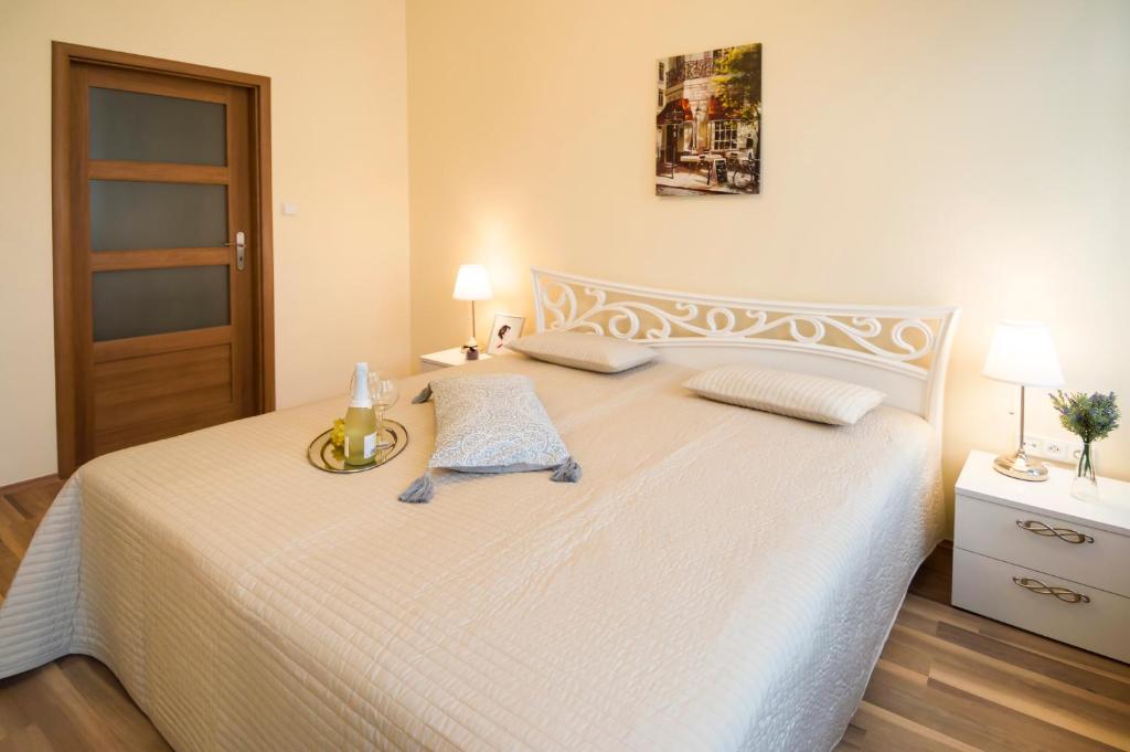 Postel nebo postele na pokoji v ubytování Apartment Za Poricskou branou
