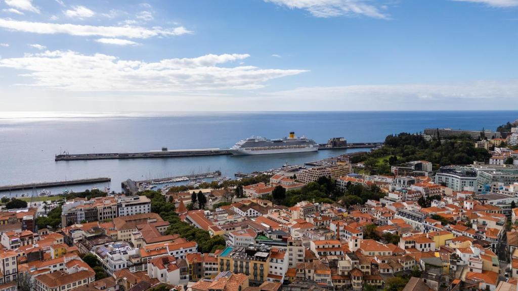 una città con una nave da crociera in acqua di Funcho 91 - Spacious 100m2 Apt - Panoramic Views - Free Parking - Madeira a Funchal