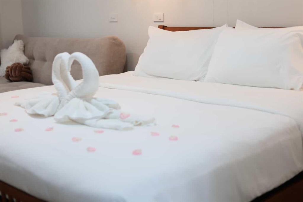 Giường trong phòng chung tại Rungarun Residence