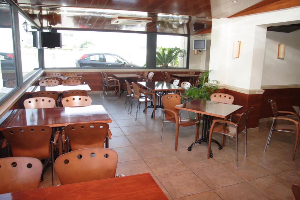 a dining room with tables and chairs in a restaurant at Hotel Noguera El Albir in Albir