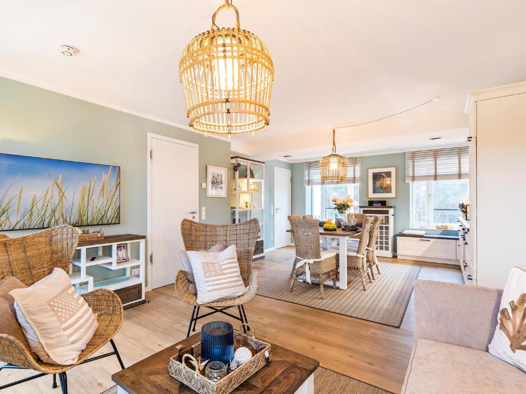 a living room with a table and chairs at Prora - Apartment mit Strandnähe - Aquarius in Binz