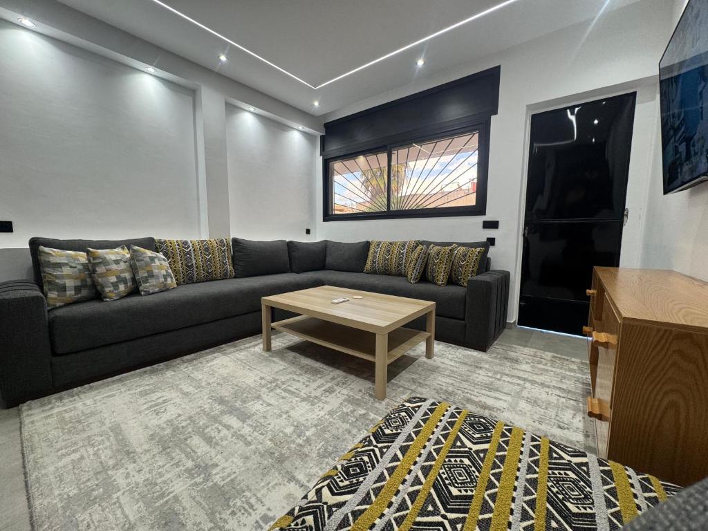 a living room with a couch and a coffee table at Appartement sur villa in Temara