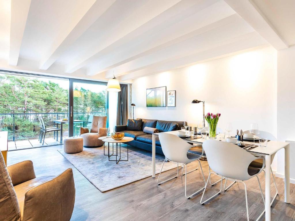 a living room with a table and chairs at Prora - Ferienwohnung mit Waschmaschine - Sunrise in Binz