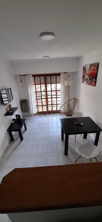 a large living room with a table and chairs at Exelente Departamento in La Plata