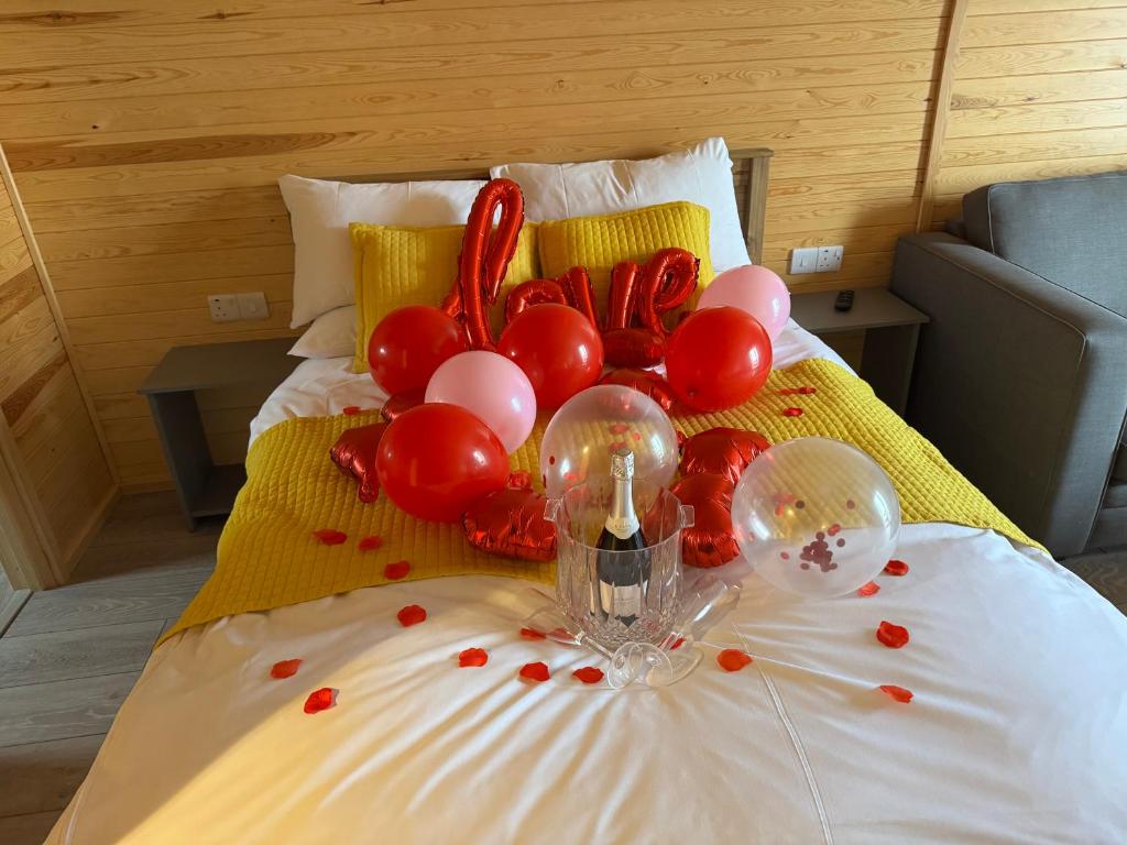 En eller flere senge i et værelse på Ffrith Glamping Pods without hot tub