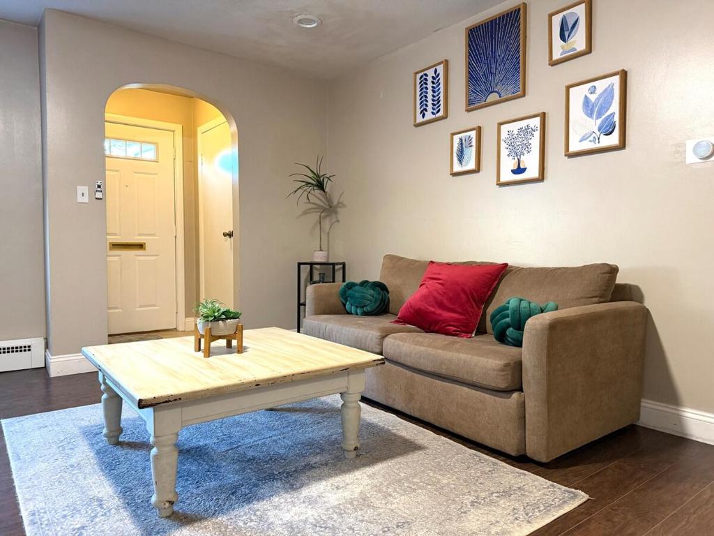 Entire house for big group-4 bedrooms -minutes from Hartford