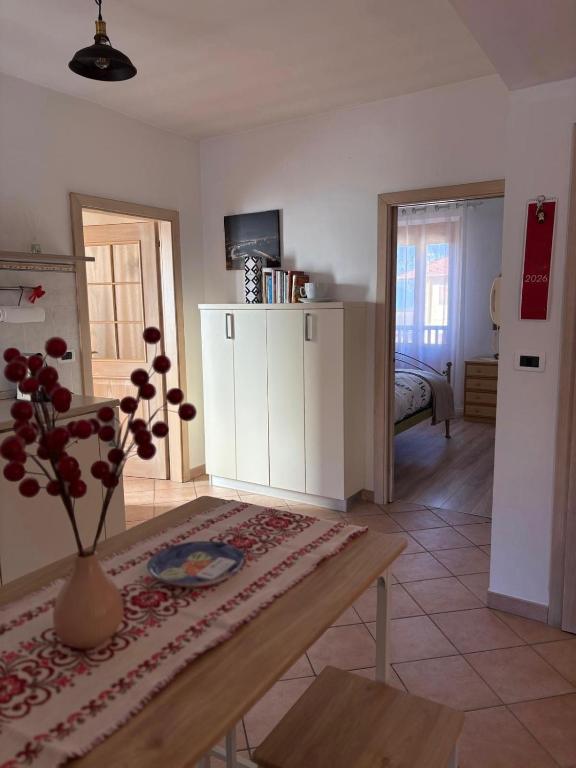 a living room with a table and a vase of flowers at Casa Marta in Lisignago