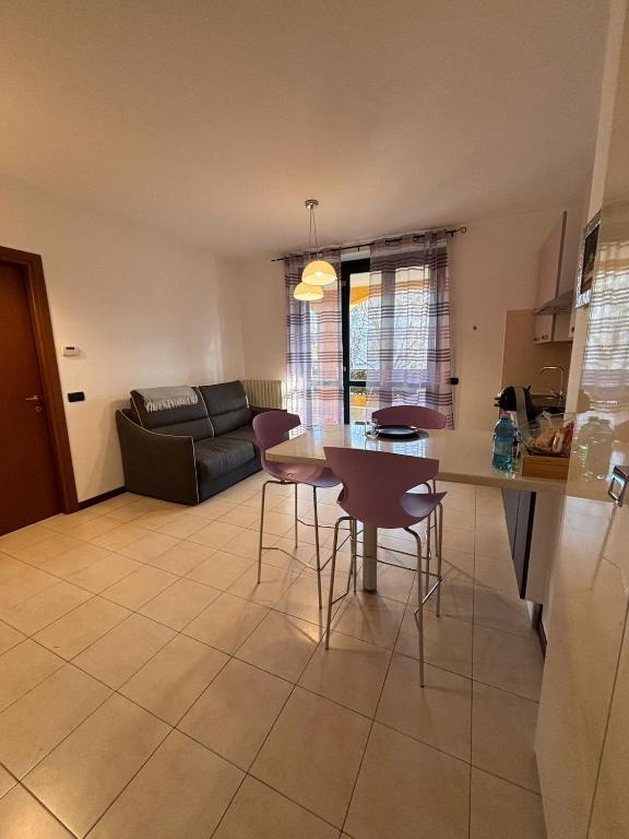 a kitchen and living room with a table and chairs at Casa San Martino 21 in Uboldo