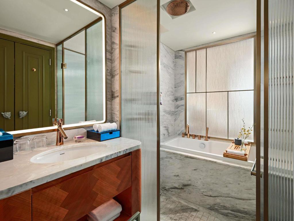 Executive Twin Room with Lounge Access - High Floor - Complimentary daily chocolate hour 5-6pm