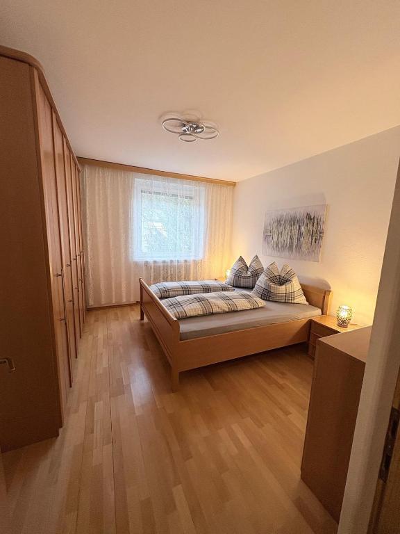 a bedroom with a bed and a window at Ferienwohnung Veitsch in Niederaigen