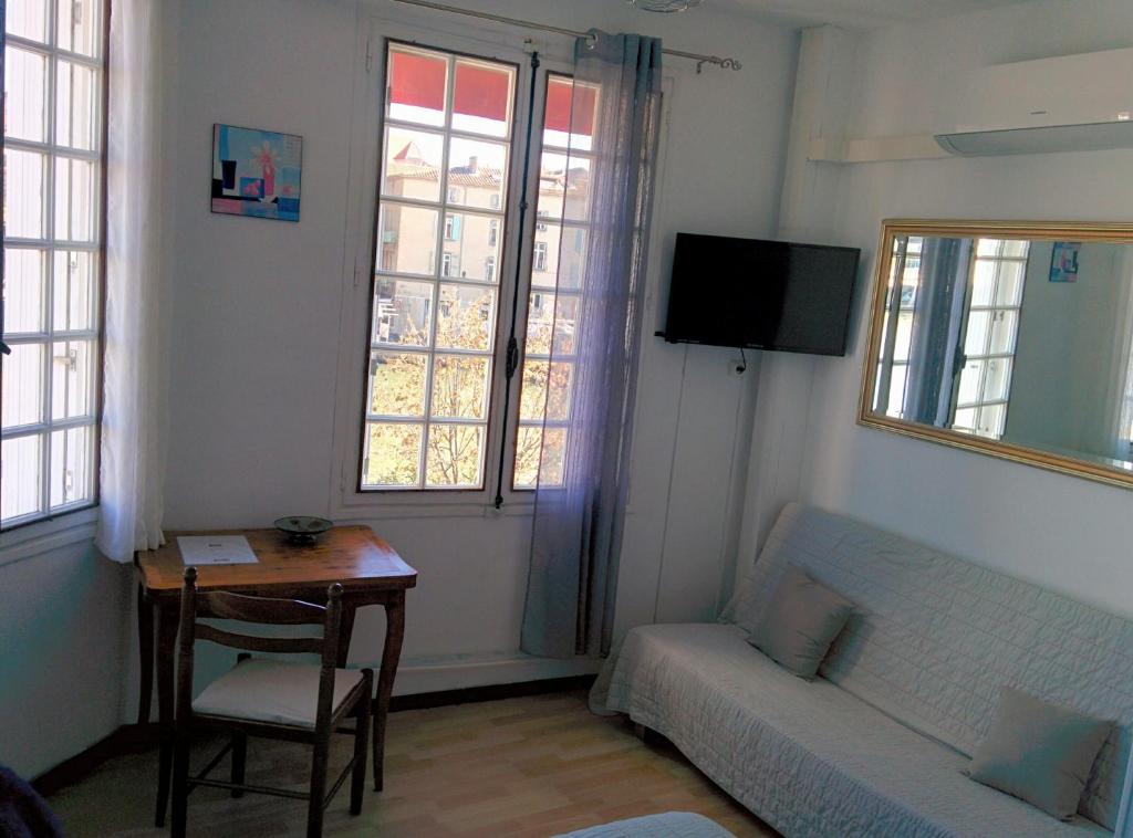 TV a/nebo společenská místnost v ubytování Hotel Araur