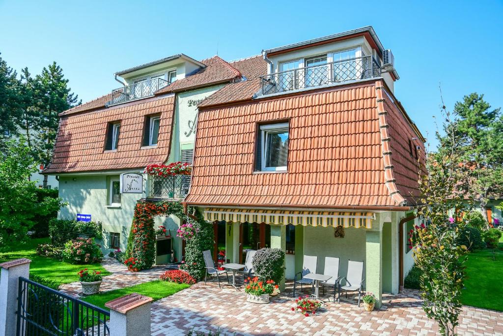 uma casa grande com um telhado laranja em Penzion Astra em Piešťany