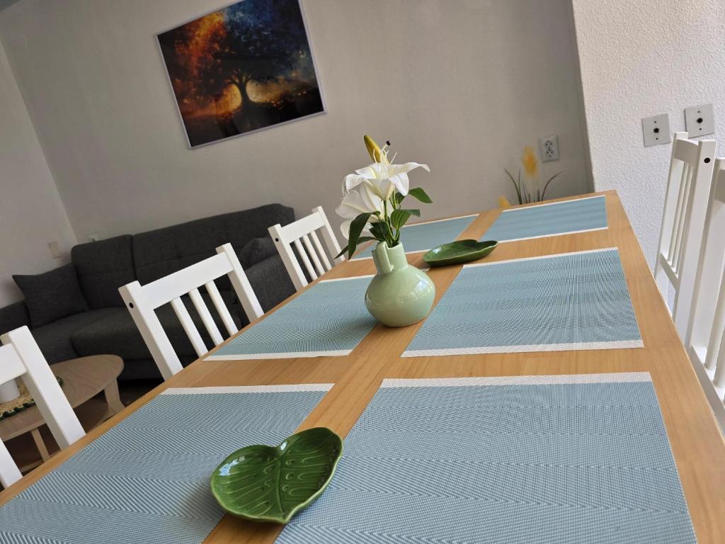 ein Esstisch mit einer Blumenvase darauf in der Unterkunft Simat Malina in Simat de Valldigna