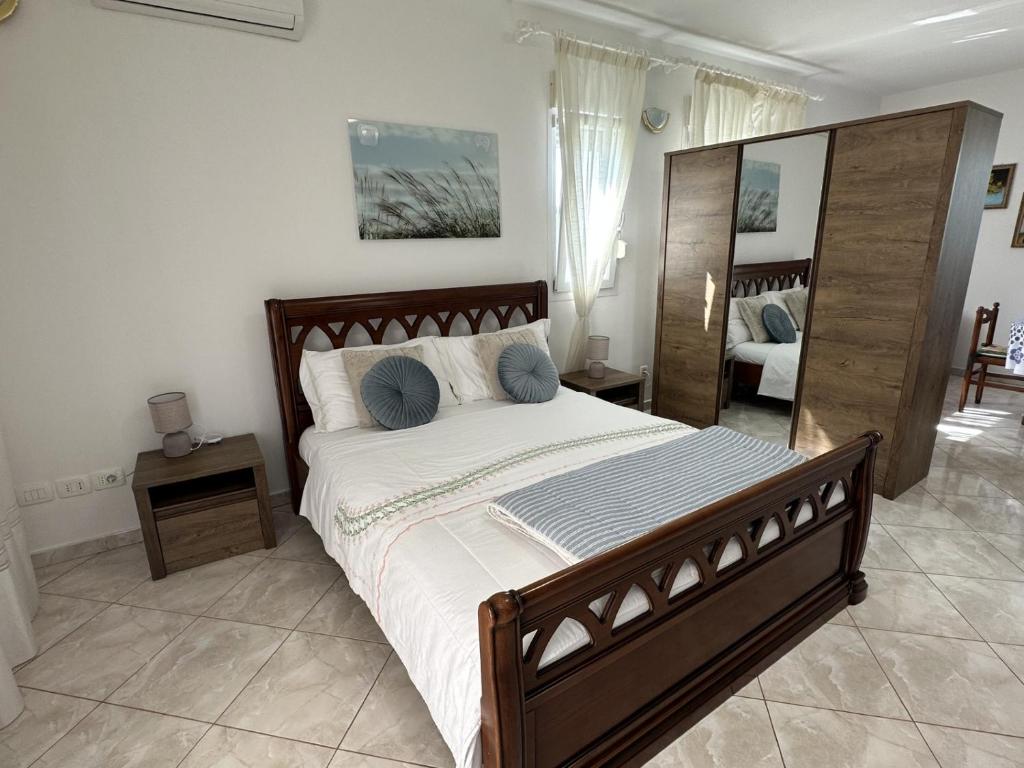 a bedroom with a large bed and a mirror at Appartament Luna in Šorići