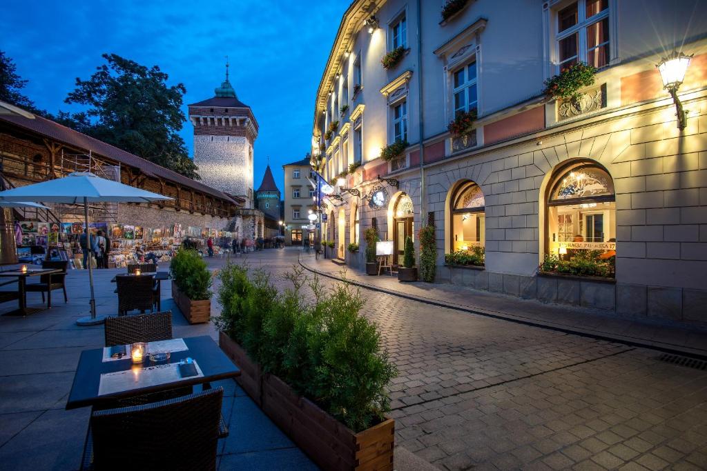 una strada in una città con una torre dell'orologio di Hotel Polski Pod Białym Orłem a Cracovia