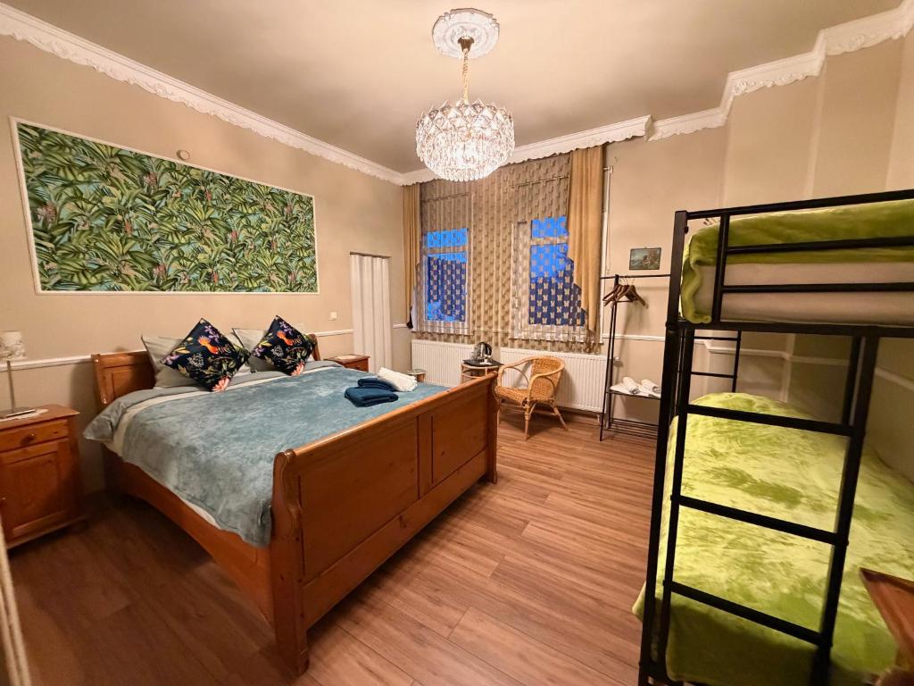 Antique Hotel Am Bahndamm - Chambre Familiale Avec Salle De Bains Privative
