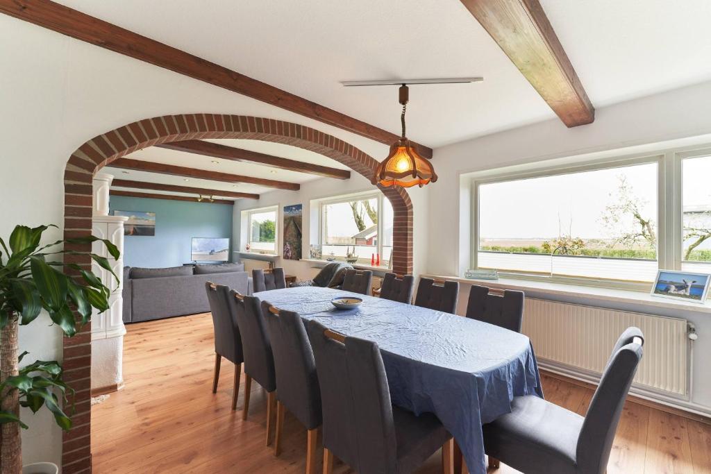 a dining room with a table and chairs at Wietblick in Ockholm