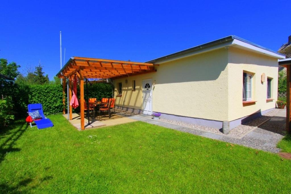 a backyard with a gazebo and a house at Bungalow Nixe in Tarnewitz
