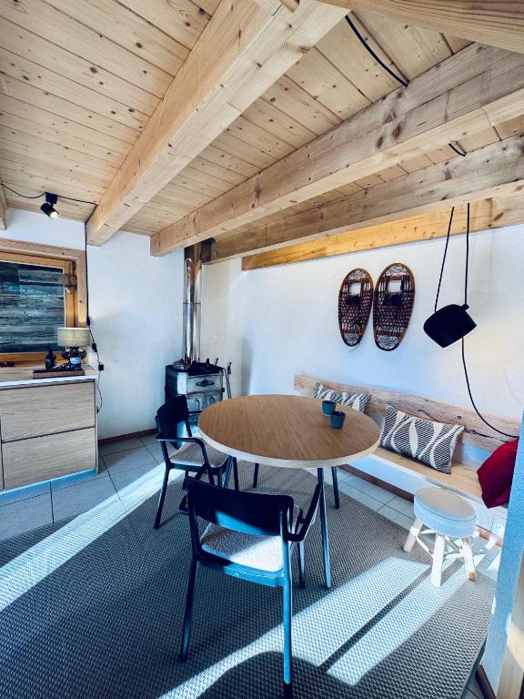 a room with a table and chairs and a couch at Hüttli Chalet Weitblick 10 Minuten zur Skigondel und Aletschgletscher in Naters
