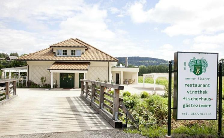 una casa con un cartello davanti di Fischerhaus a Moosburg