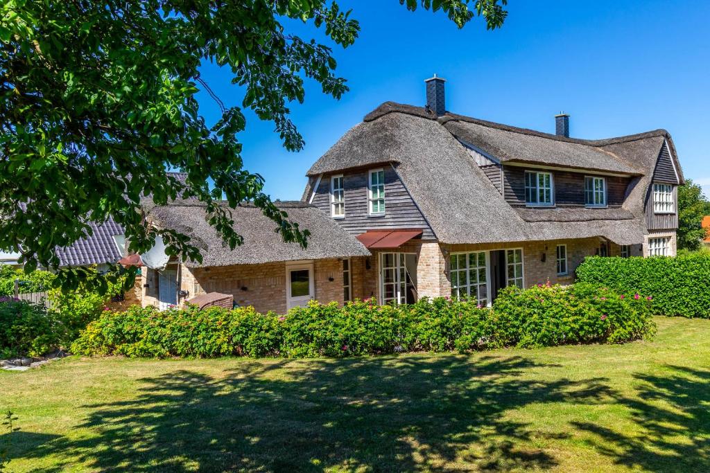 an old house with a shingled roof at Reethaus Ostseeblick 1 A in Wohlenberg
