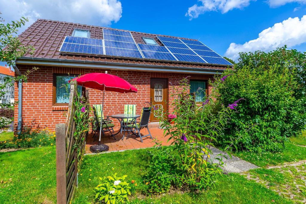 a house with solar panels on the roof at Ferienwohnung Edda in Klütz