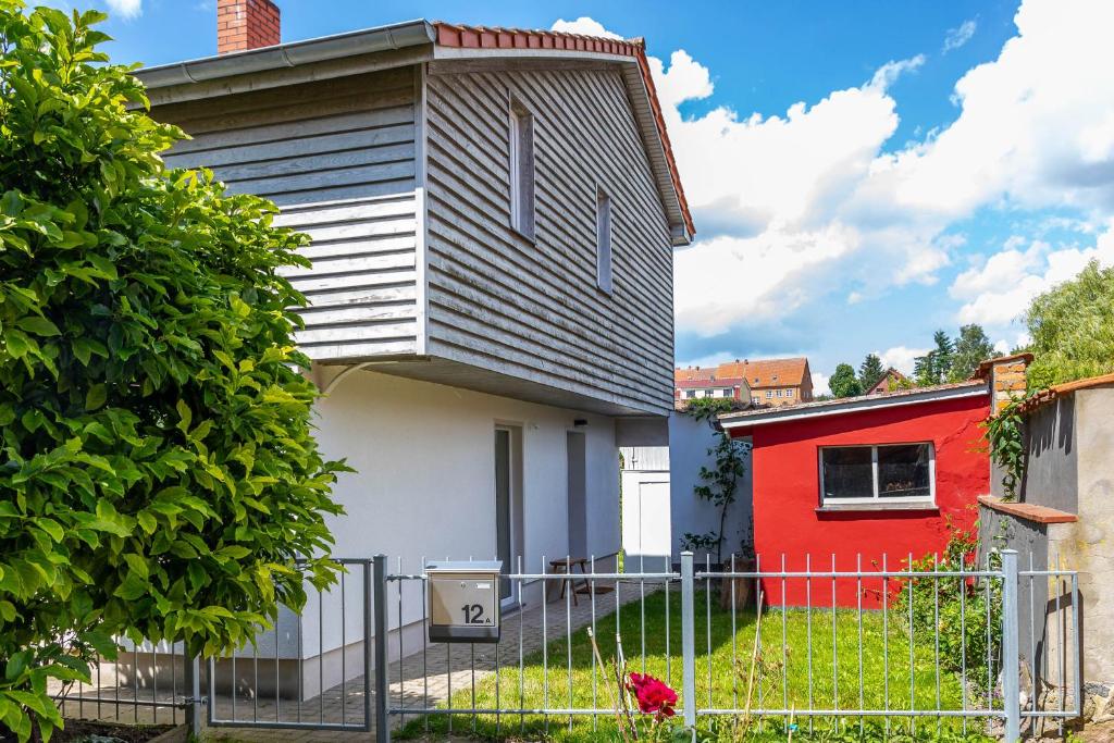ein Haus mit grauem Dach und ein rotes Haus in der Unterkunft Ferienhaus Andersson in Klütz