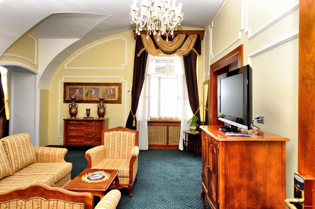 TV a/nebo společenská místnost v ubytování Hotel Leopold I