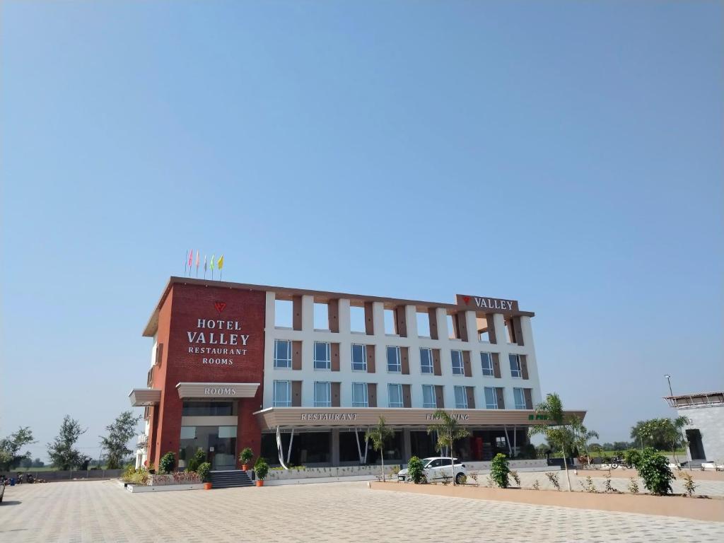 a hotel in the middle of a plaza at Hotel Valley in Akteshwar