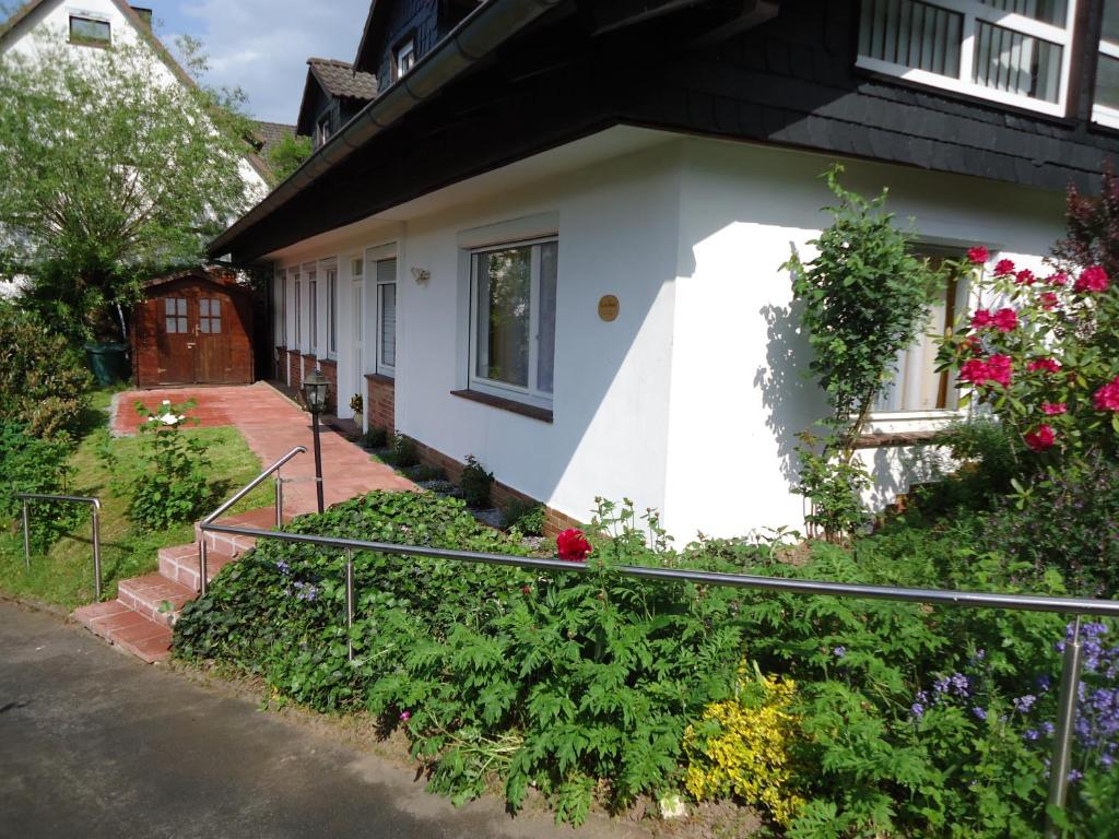 a white house with flowers on the side of it at Haus am Burgberg in Frankenberg