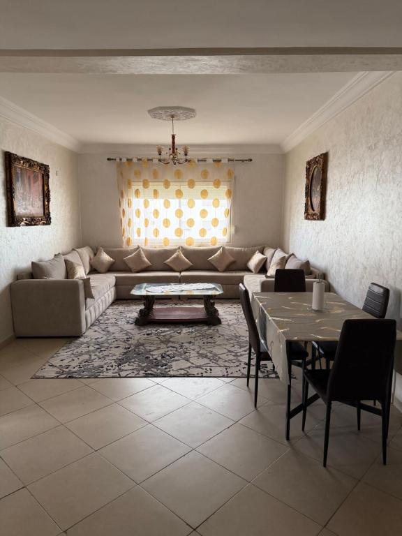 a living room with a couch and a table at Appartement moderne - Résidence privée in Kenitra