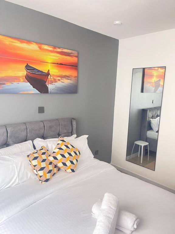 a bedroom with a bed with a painting on the wall at Naisolas place in Marimbeti