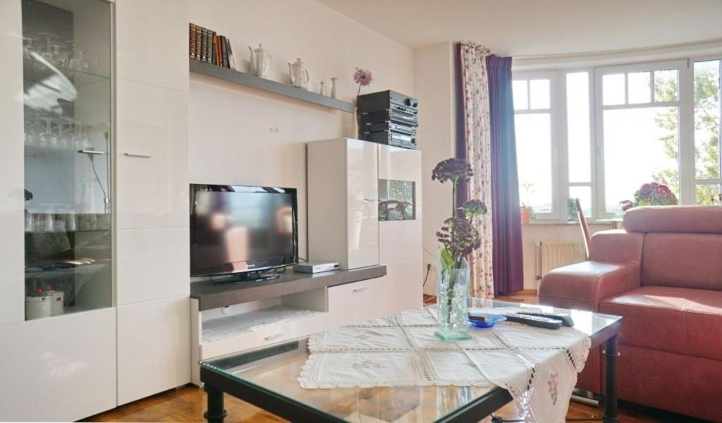 a living room with a couch and a tv at Ferienwohnung De Dörsch in Dorum-Neufeld