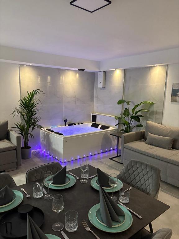 a living room with a tub and a table and chairs at Ferienwohnung Relax - mit Whirlpool & Sauna in Medebach