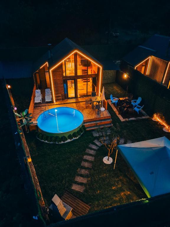 an aerial view of a house with a swimming pool at Sapancaacarkonaklama in Sapanca