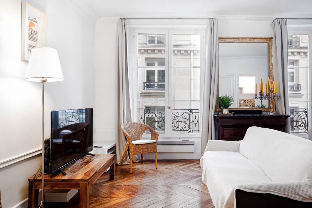 Elegant Apartment Near Louvre