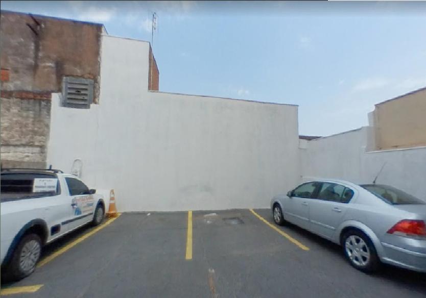 two cars parked in a parking lot next to a building at Cedro Assis hotel in Assis