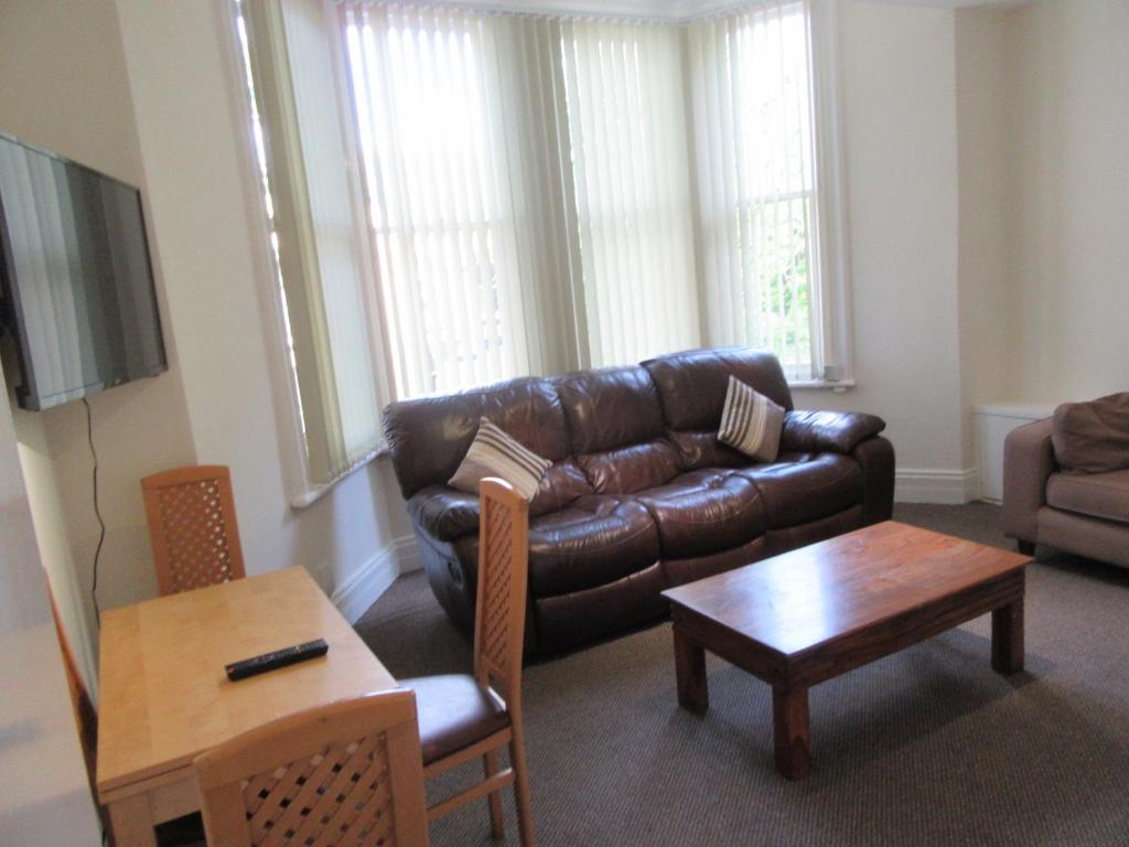 A seating area at No 4 - LARGE 2 BED NEAR SEFTON PARK AND LARK LANE