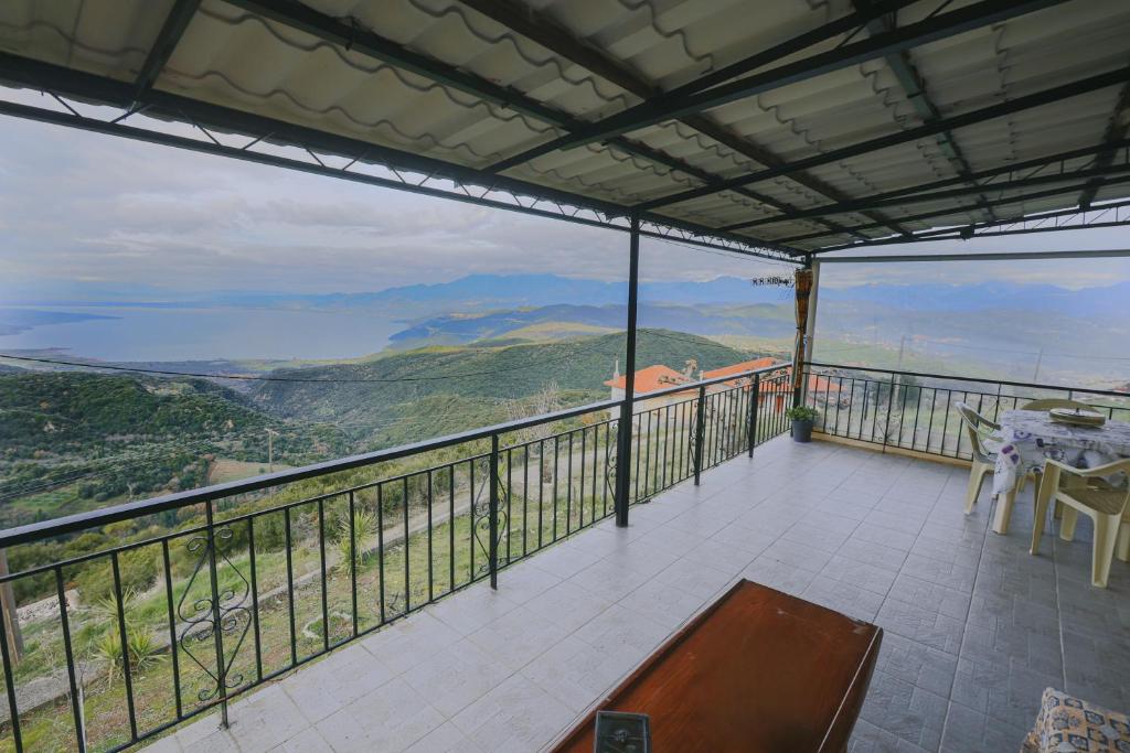 un balcone con vista sulle montagne di Cuckoo's view a Análipsis