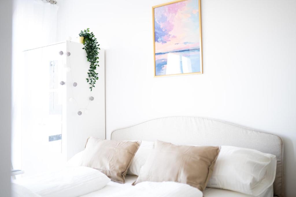 Modern Design Apartment with Balcony & Free Parking