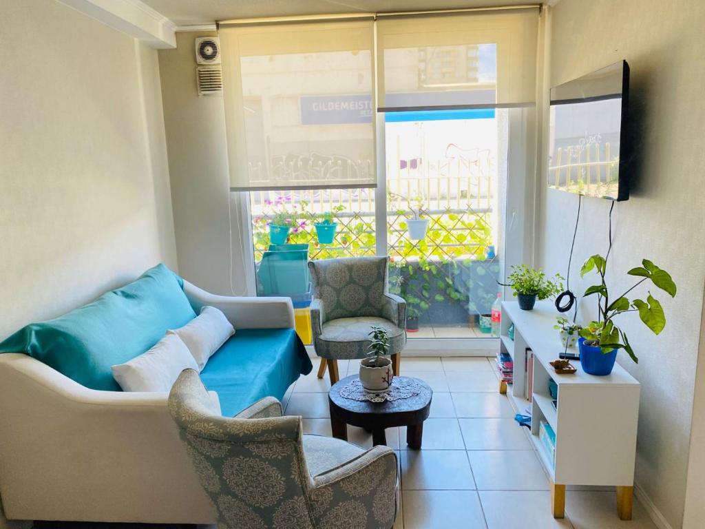 a living room with a couch and chairs and a window at Acogedor Apartamento 2D1B Edificio Aldunate in Temuco