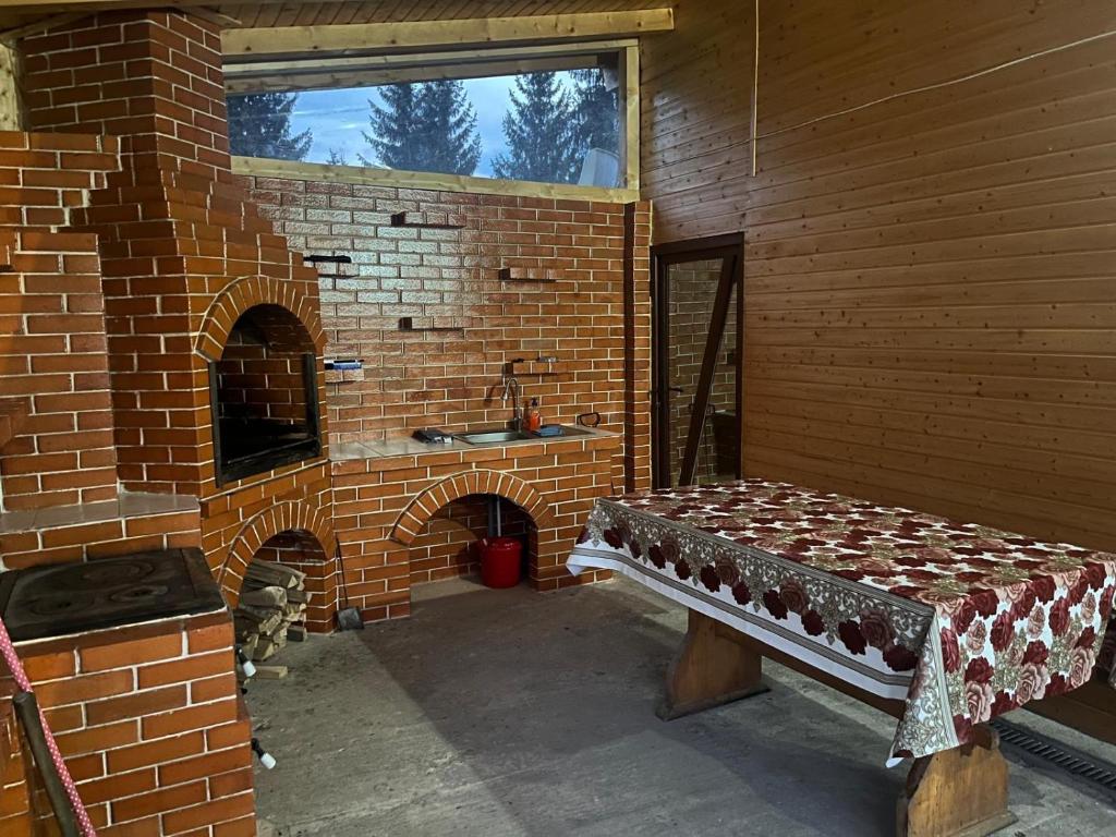 a brick room with a sink and a brick oven at Casa Ionuț și Sofia in Podu Dîmboviţei