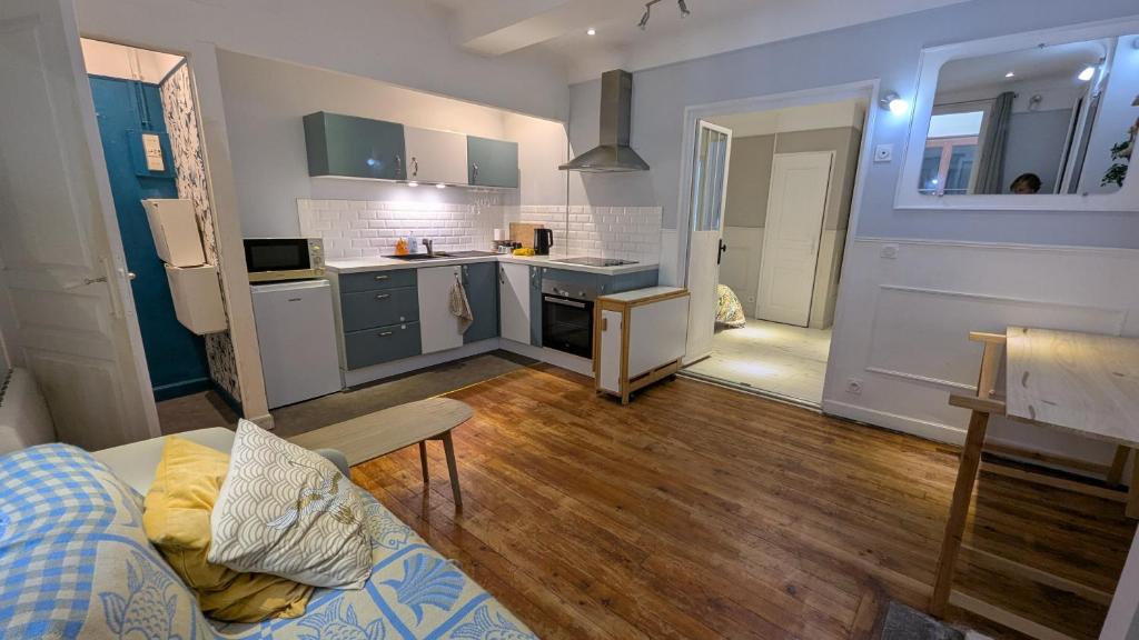a living room with a couch and a kitchen at T2 - Plein Centre - 4 voyageurs - Jacuzzi ! in Bayonne