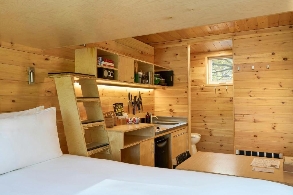 Postcard Cabins Beaver Creek Ohio, Outdoor Collection by Marriott Bonvoy - Standard Cabin With Two Queen Bunk Beds