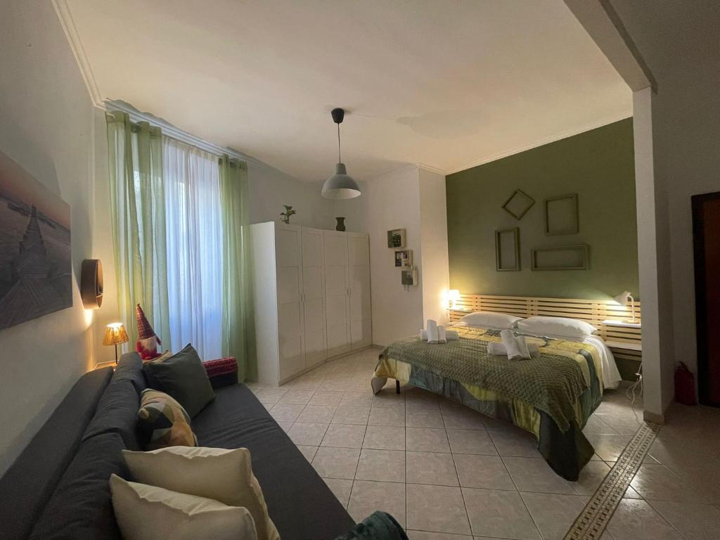 a living room with a couch and a bed at Casa Di Francesco in Velletri